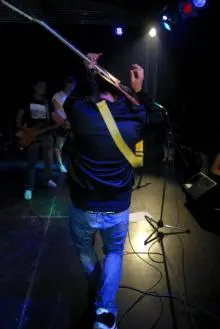 Pila - PILA za hlavou.jpg